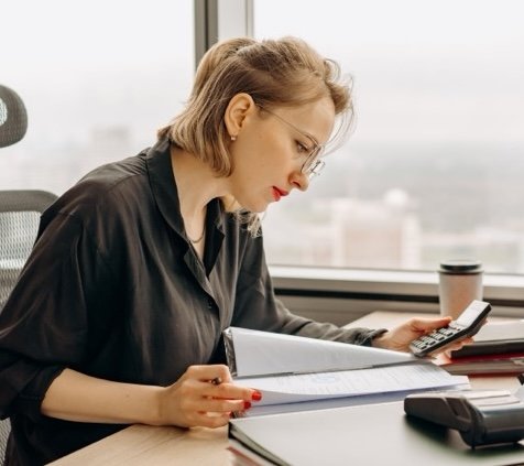 Asesor fiscal revisando documentos de una empresa en Estados Unidos